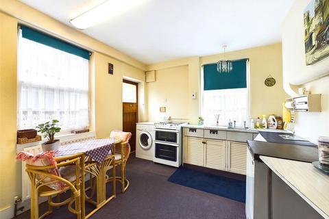 2 Ickenham Close, Ruislip, HA4 7DJ