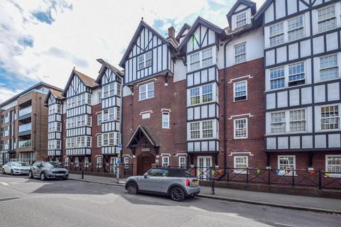 3 bedroom apartment for sale, Leigh Road, Leigh-On-Sea SS9