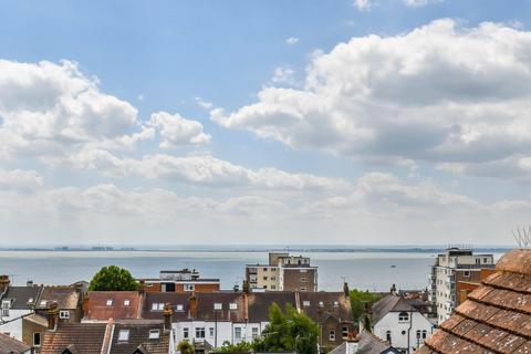 3 bedroom apartment for sale, Leigh Road, Leigh-On-Sea SS9