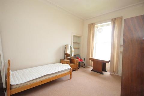 3 bedroom flat to rent, Gillespie Crescent