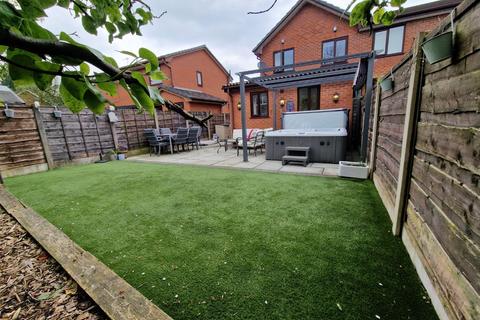 24 Elterwater Close, Bury, BL8 1UW