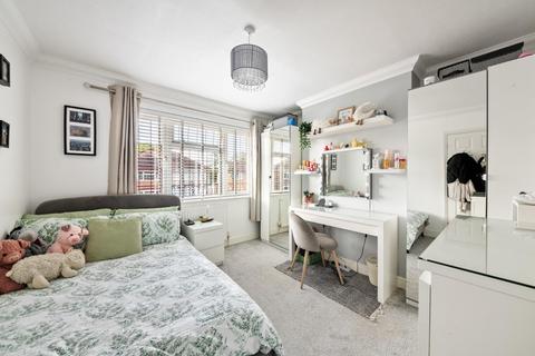 70 Goshawk Gardens, Hayes, UB4 8LB