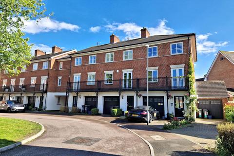 3 bedroom end of terrace house for sale, Mowbray Close, Epping