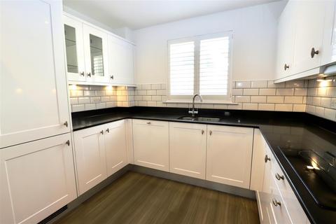 5 bedroom semi-detached house to rent, St Saviour