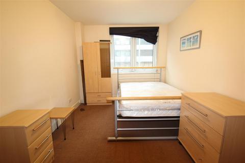 2 bedroom flat to rent, Skyline Plaza, Commercial Road, Aldgate East, London E1