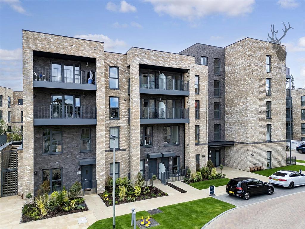 Epping Gate, Loughton IG10 2 bed flat to rent £2,100 pcm (£485 pw)