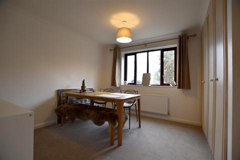 2 bedroom flat to rent, St. Annes Mount, Redhill