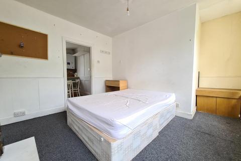 2 bedroom flat to rent, Roman Road, London E2