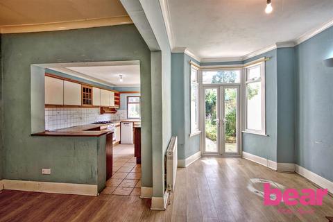 5 bedroom end of terrace house for sale, Oakleigh Park Drive, Leigh-on-Sea SS9