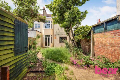 5 bedroom end of terrace house for sale, Oakleigh Park Drive, Leigh-on-Sea SS9