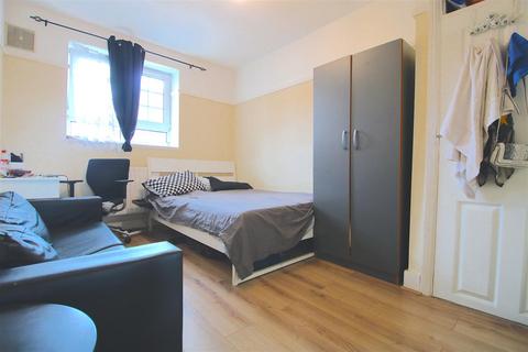5 bedroom flat to rent, Ellen Street, London E1