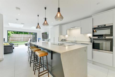 8 Hunters Close, Epsom, KT19 8HX
