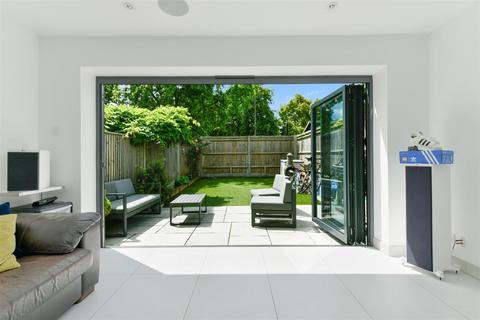 8 Hunters Close, Epsom, KT19 8HX