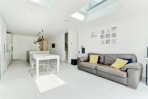 8 Hunters Close, Epsom, KT19 8HX