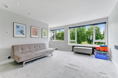 8 Hunters Close, Epsom, KT19 8HX