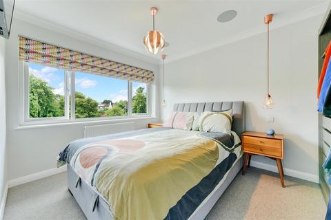 8 Hunters Close, Epsom, KT19 8HX