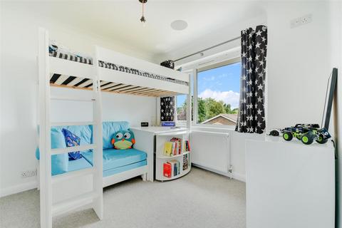 8 Hunters Close, Epsom, KT19 8HX