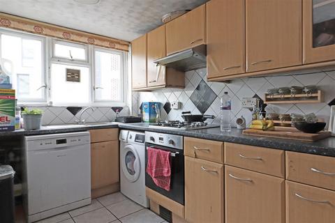 2 bedroom flat for sale, Sincots Road, Redhill
