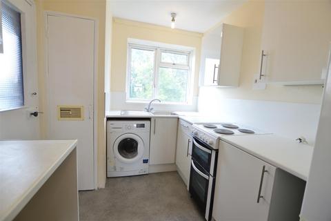 2 bedroom flat to rent, Maryside Langley Berkshire