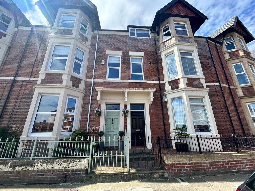 John Street, Cullercoats 2 bed apartment £750 pcm (£173 pw)