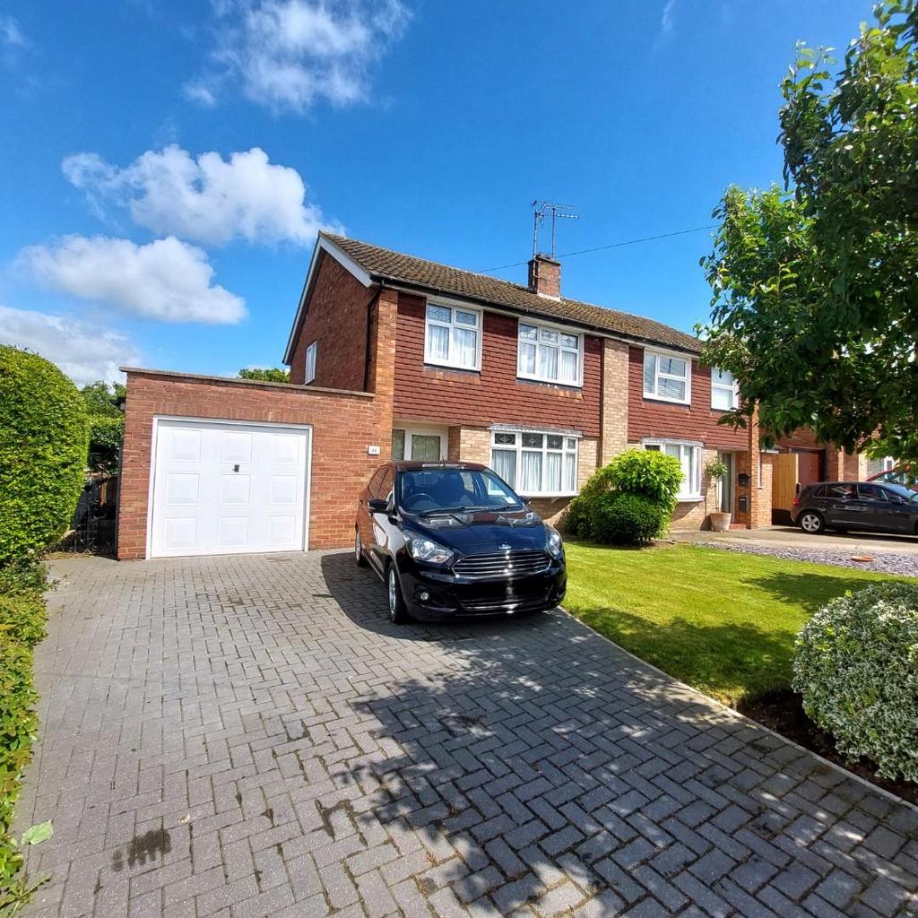 Elizabeth Way, Earls Barton... 3 bed semidetached house for sale £