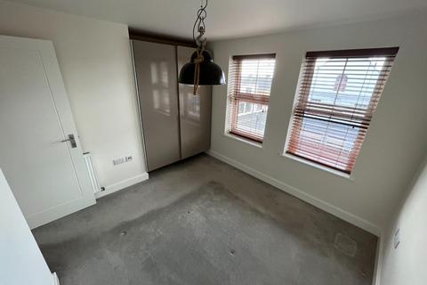2 bedroom flat to rent, Victoria Road, Parkstone, Poole
