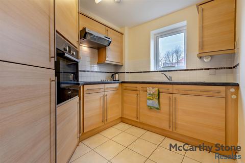 2 bedroom apartment for sale, Farringford Court, Avenue Road, Lymington, Hampshire, SO41 9PA