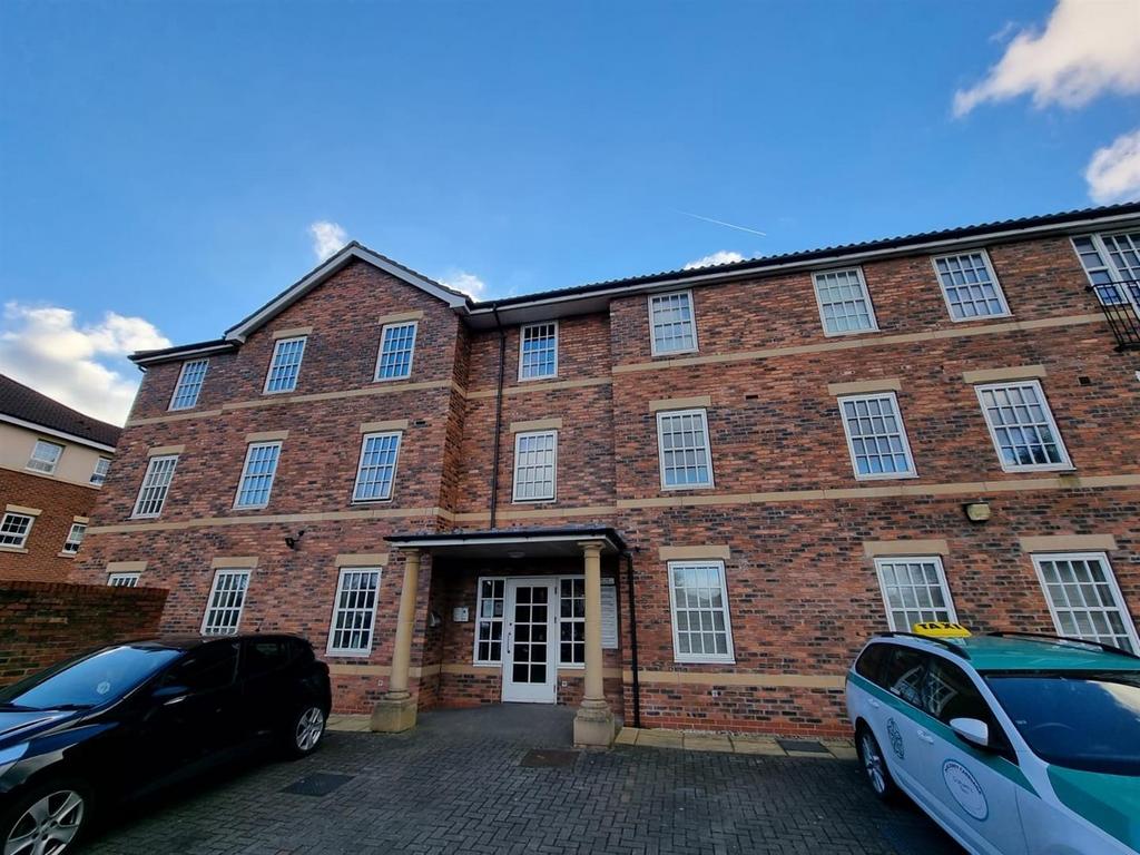 Mill View Place, Mill View Road... 2 bed flat - £125,000