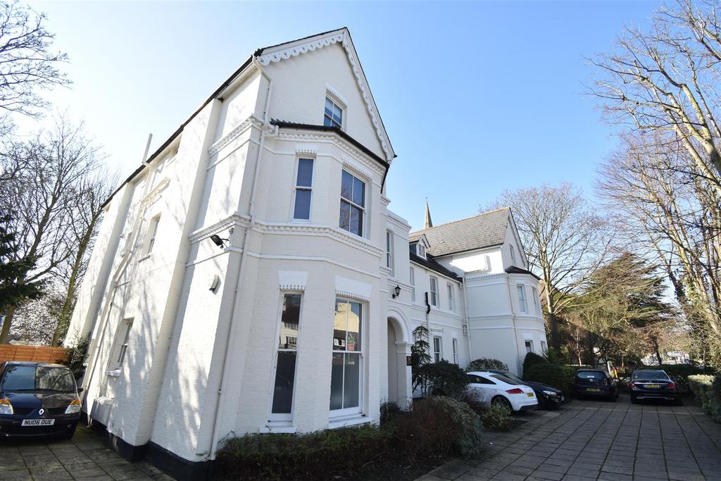 Ravens Ait Hall, Surbiton 2 bed flat - £1,900 pcm (£438 pw)