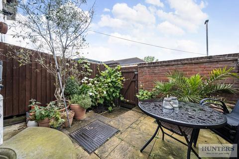 6 Roman Square, London, SE28 8RQ