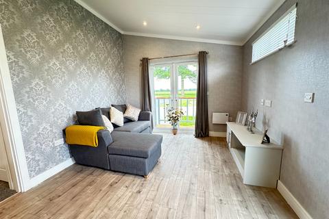 2 bedroom park home to rent, Woodside Home Park, Woodside, Luton, Bedfordshire, LU1