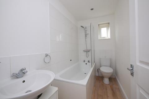 1 bedroom flat to rent, Queens Road, Buckhurst Hill, Essex, IG9