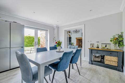 Laburnham Cottage Berry Lane, Worplesdon, Guildford, GU3 3PU