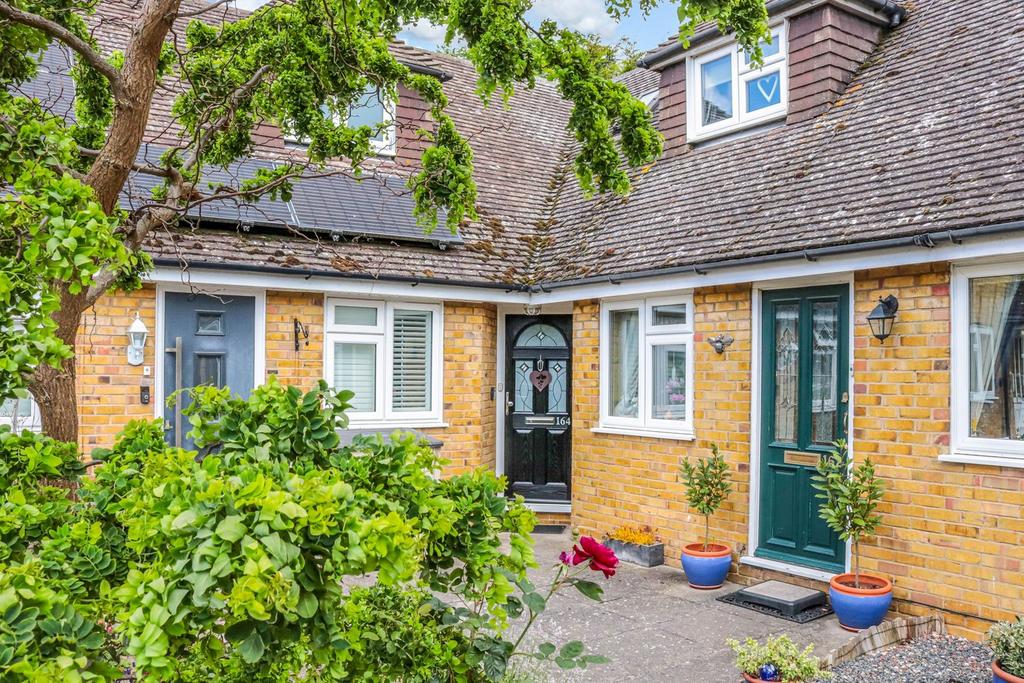 Aylesbeare, Shoeburyness SS3 2 bed terraced house for sale £315,000