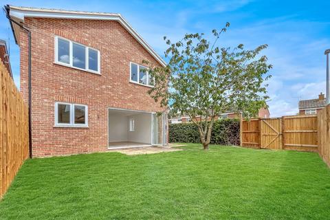 4 bedroom detached house for sale, Churchill Avenue, Halstead, CO9