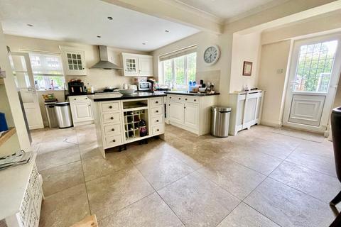 4 bedroom detached house for sale, Shenfield Gardens, Hutton, Brentwood, CM13