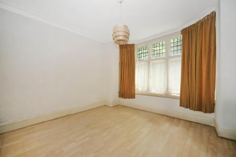 2 bedroom apartment to rent, Chorleywood House Drive, Rickmansworth Road