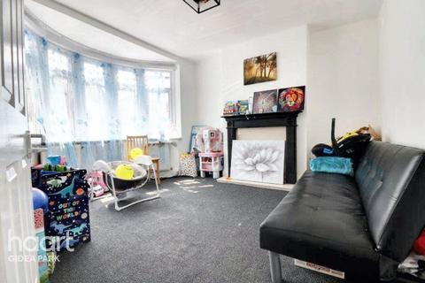 5 bedroom end of terrace house for sale, Seymer Road, Romford, RM1