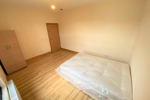 1 bedroom in a house share to rent, Kensington Gardens Room 4 Ilford IG1 3EN
