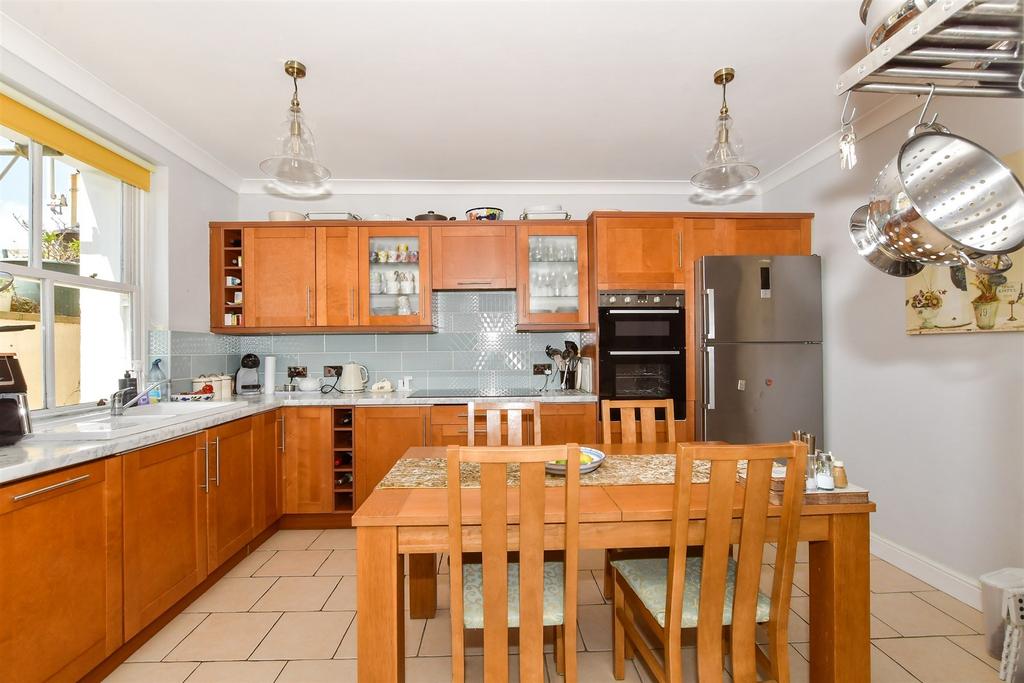 Clifton Crescent, Folkestone, Kent 2 bed apartment for sale £350,000