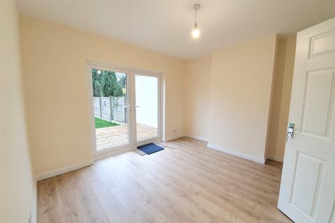 3 bedroom semi-detached house to rent, Woodlands Avenue, Rayleigh, Essex