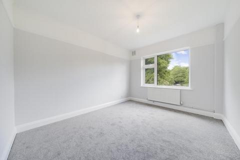 6 Barnscroft, London, SW20 9LL