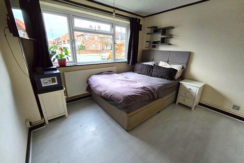 2 bedroom flat for sale, Sutton Lane, Hounslow TW3