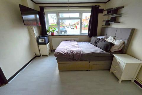 2 bedroom flat for sale, Sutton Lane, Hounslow TW3
