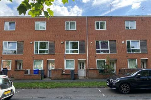 4 bedroom townhouse to rent, Lauderdale Crescent, Manchester M13