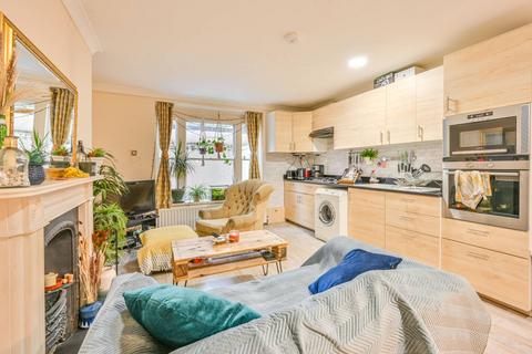 3 bedroom maisonette to rent, High Street, Hornsey, London, N8