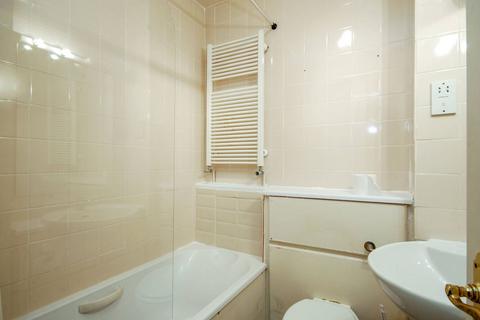 Studio to rent, Queens Gate Terrace, South Kensington, London, SW7