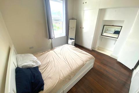 2 bedroom flat to rent, James Lane, London E10