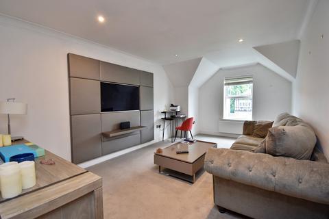 2 bedroom flat to rent, Lower Park Road, Loughton, Essex. IG10 4NL