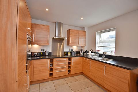 2 bedroom flat to rent, Lower Park Road, Loughton, Essex. IG10 4NL